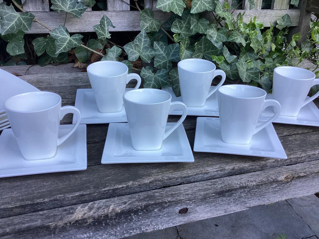 6 mooie witte kop en schotels van True Life, Huis en Inrichting, Keuken | Servies, Ophalen of Verzenden, Zo goed als nieuw, Overige stijlen