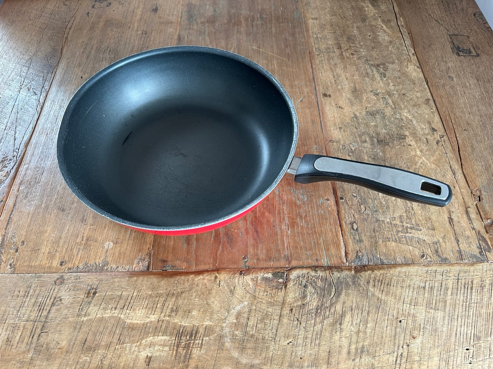 Rode wokpan met antiaanbaklaag, 30 cm, Huis en Inrichting, Keuken | Potten en Pannen, Ophalen of Verzenden, Gebruikt, Aluminium