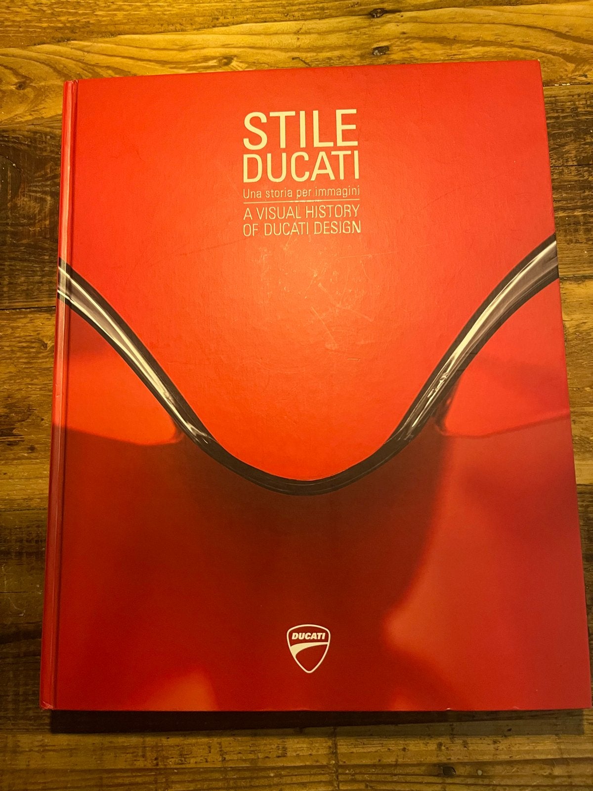 Stile Ducati: Een Visuele Geschiedenis van Ducati Design, Boeken, Ophalen of Verzenden, Zo goed als nieuw, Fotografen