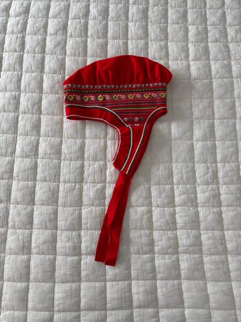 Scandinavische / Lapland baby muts rood folklorisch, Kleding | Dames, Ophalen of Verzenden, Zo goed als nieuw, Muts
