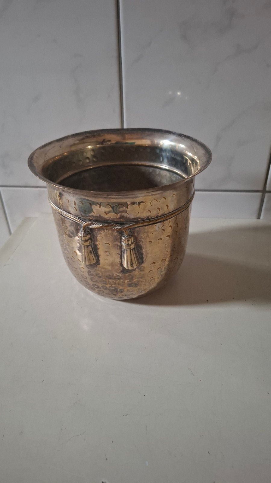 Decoratieve gehamerde metalen pot met kwastjes, Antiek en Kunst, Ophalen of Verzenden