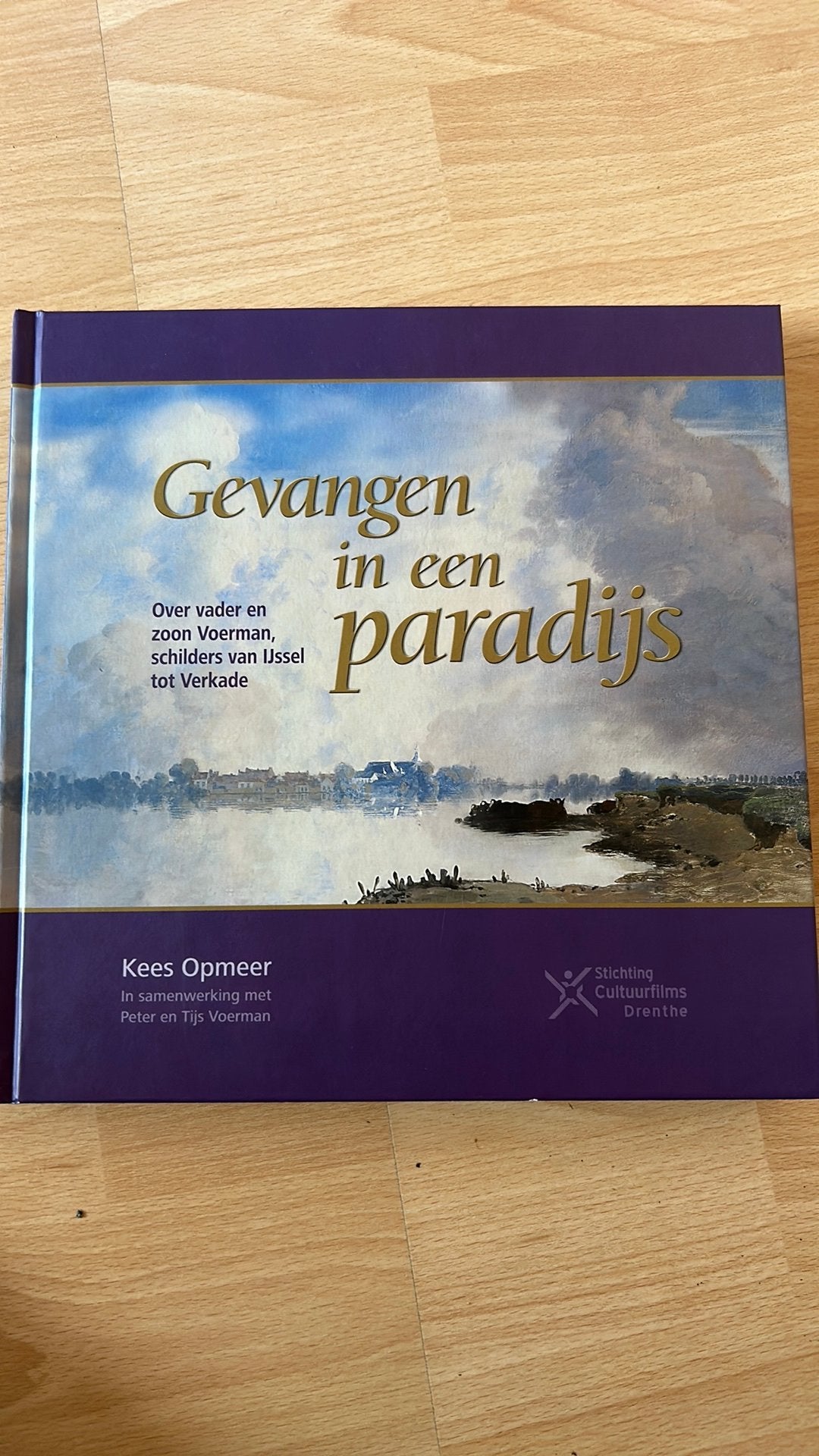 Gevangen in een paradijs, Ophalen of Verzenden, Zo goed als nieuw