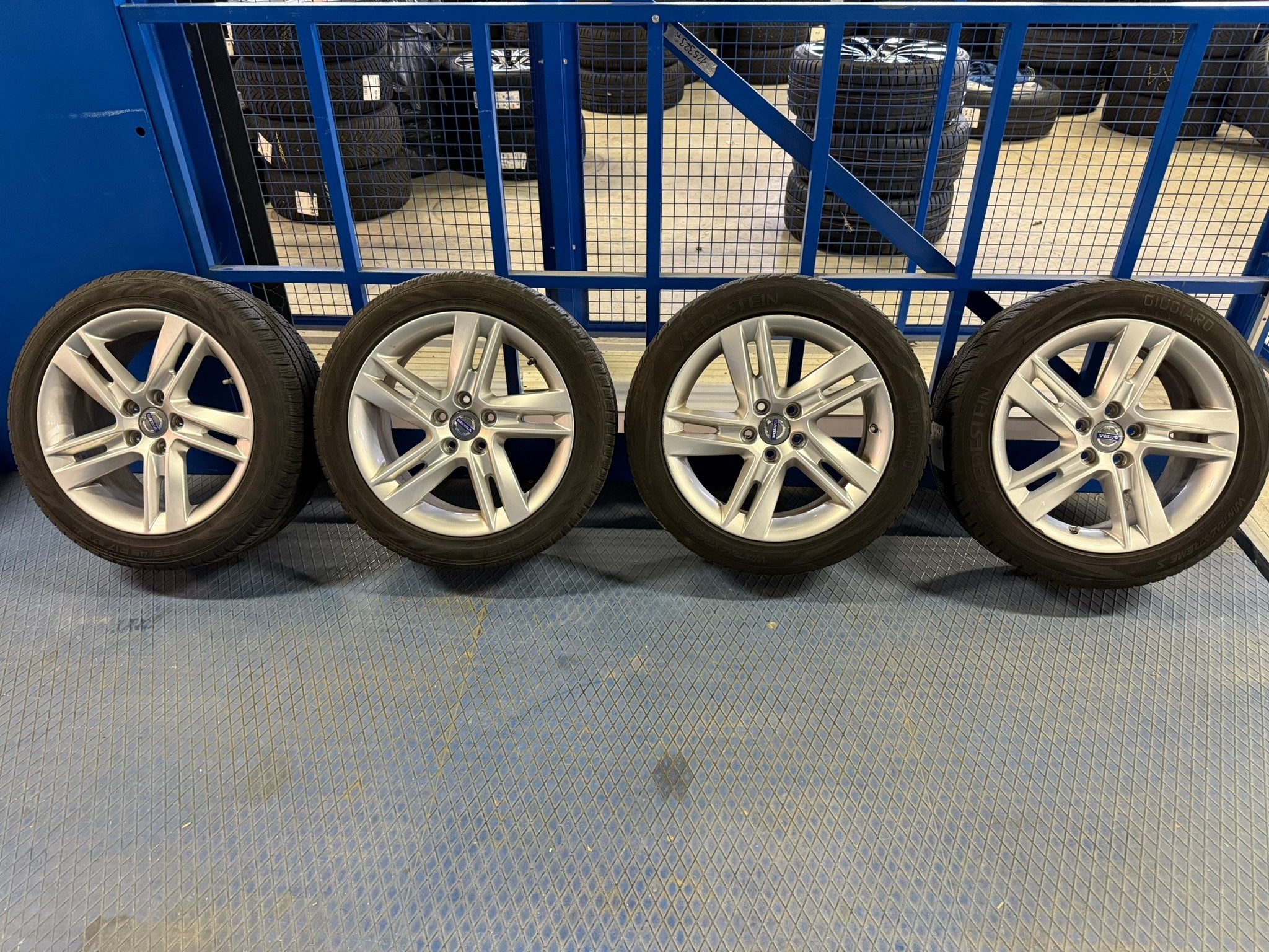 17'' Sadia - V60 - Vredestein Qautrac - 235/45 R17