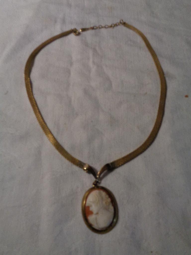vintage schelp camee aan ketting nr k 5108, Ophalen of Verzenden, Overige materialen, Ketting
