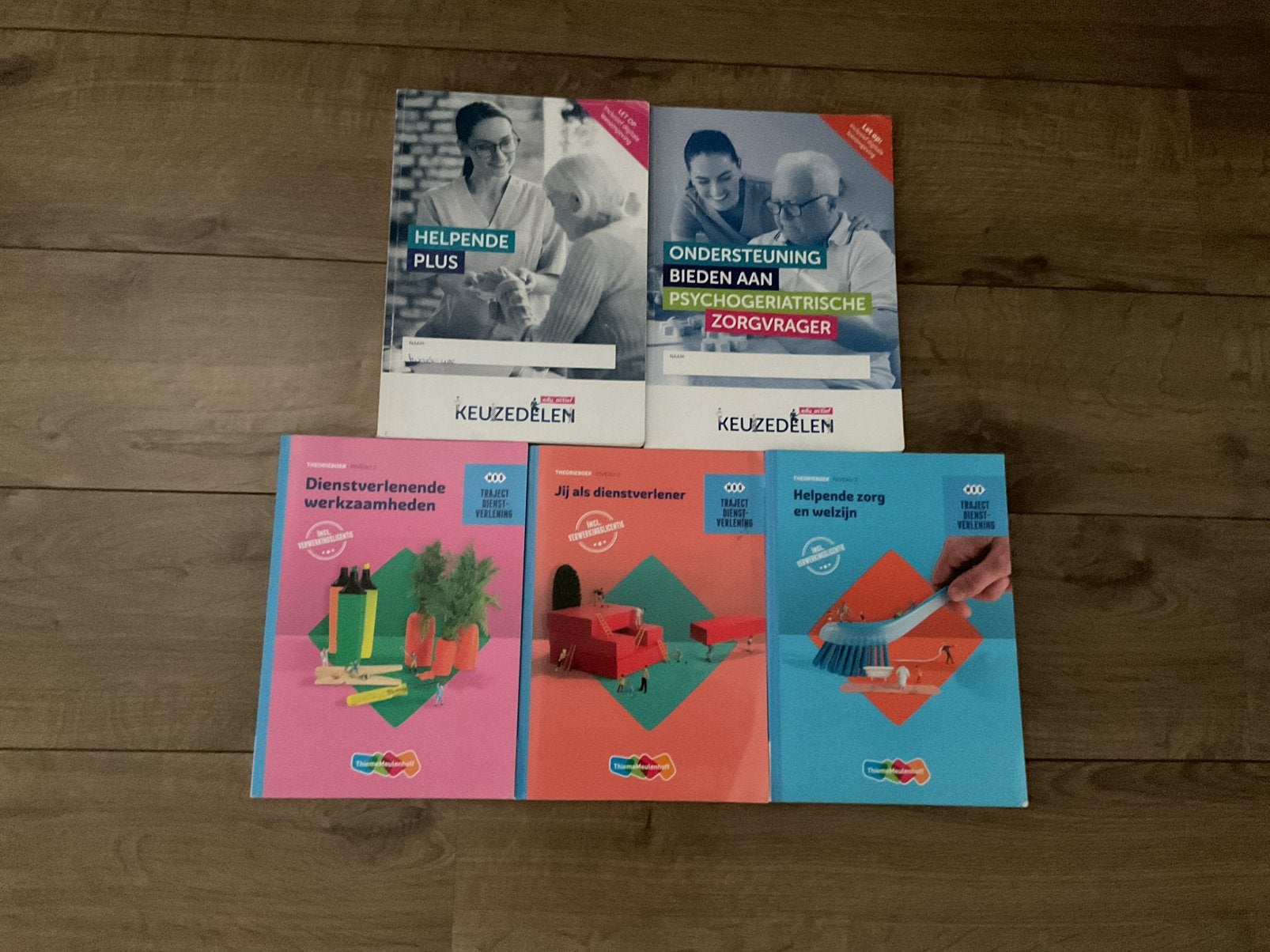 Boeken opleiding Helpende Plus 2025, Ophalen, Zo goed als nieuw, Overige niveaus, Huishoudkunde of Verzorging
