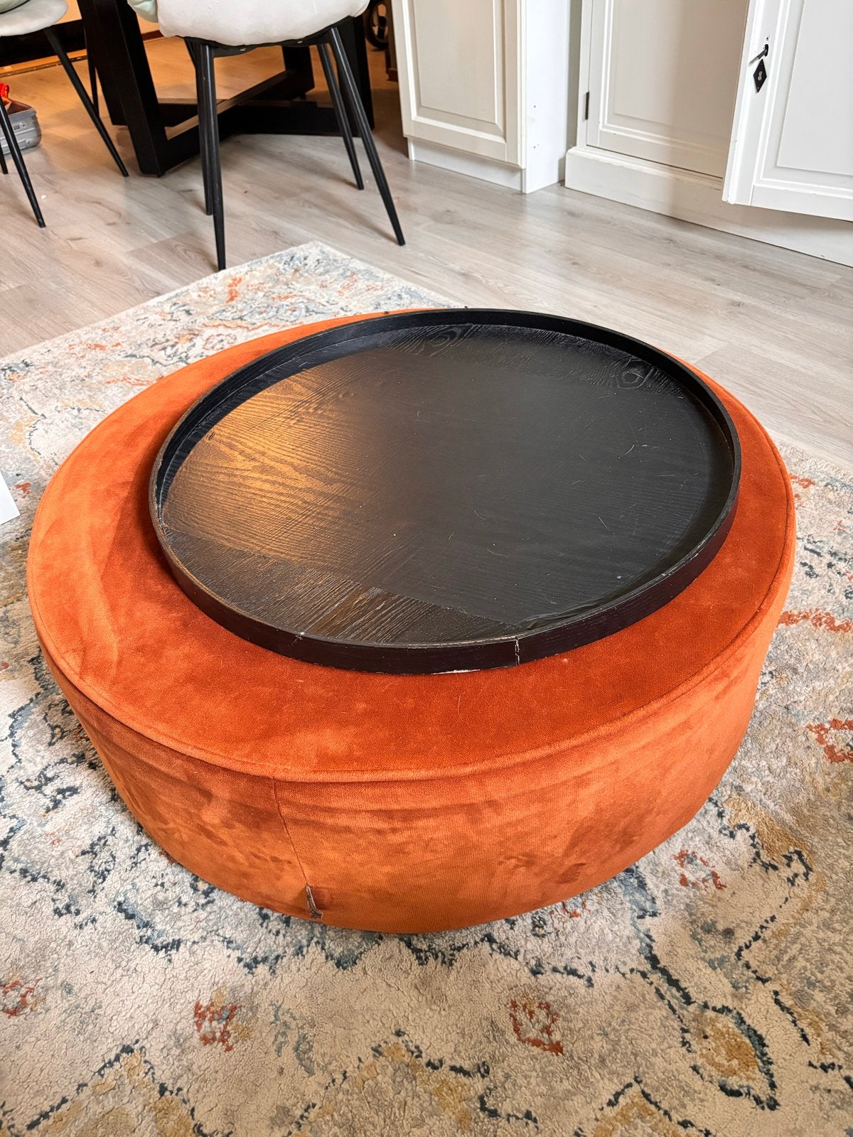 Oranje fluwelen poef met dienblad, Ophalen, Gebruikt, Rond, Minder dan 50 cm