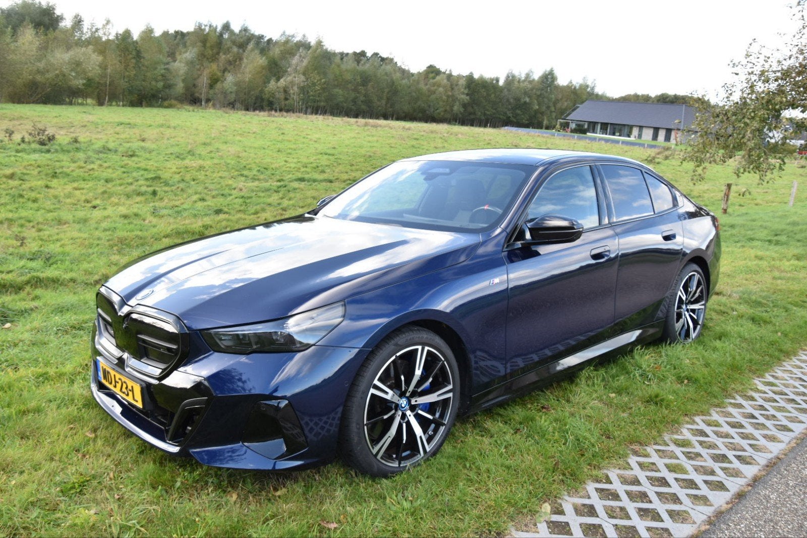 BMW I5 M60 Xdrive M Sport Pro 601 PK 20' HK sound DAP 2023, Auto's, Automaat, Zwart, 2000 kg, Blauw
