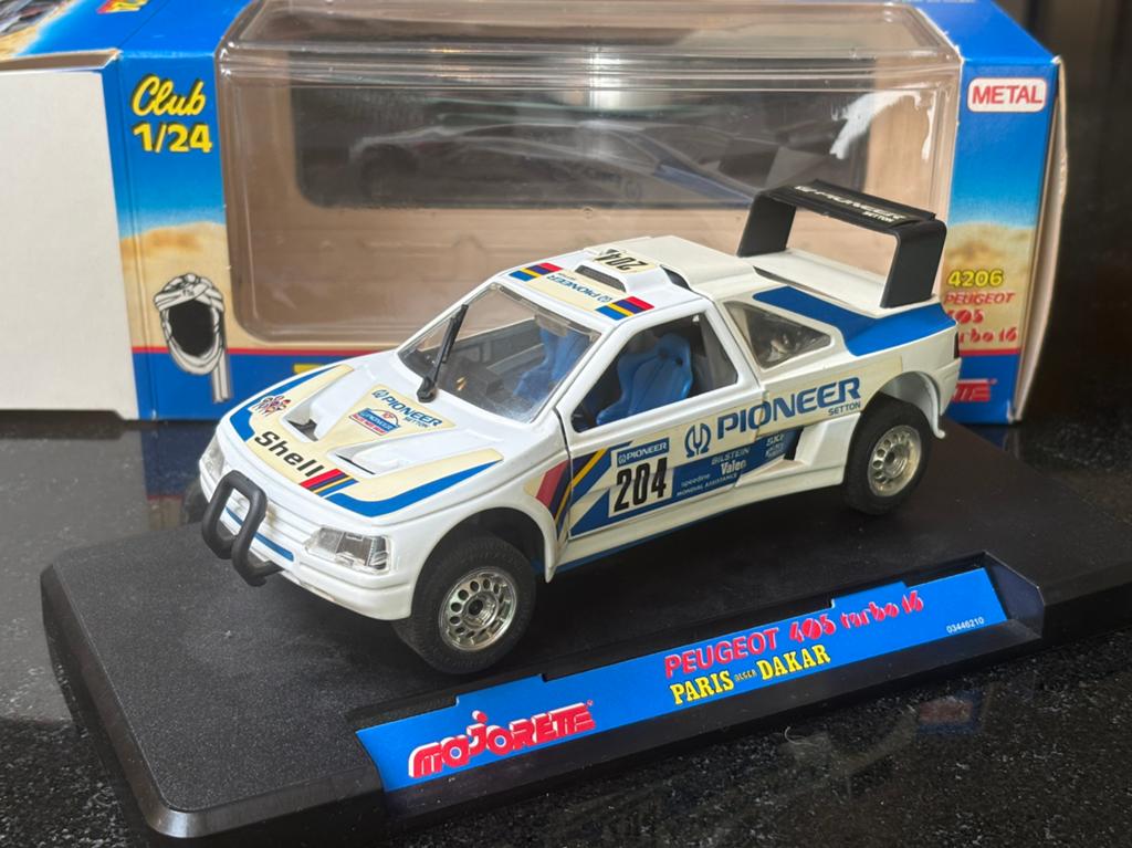 Peugeot 405 Raid Paris-Dakar 1:24 Majorette, Hobby en Vrije tijd, Modelauto's | 1:24, Ophalen of Verzenden, Gebruikt, Auto, Overige merken