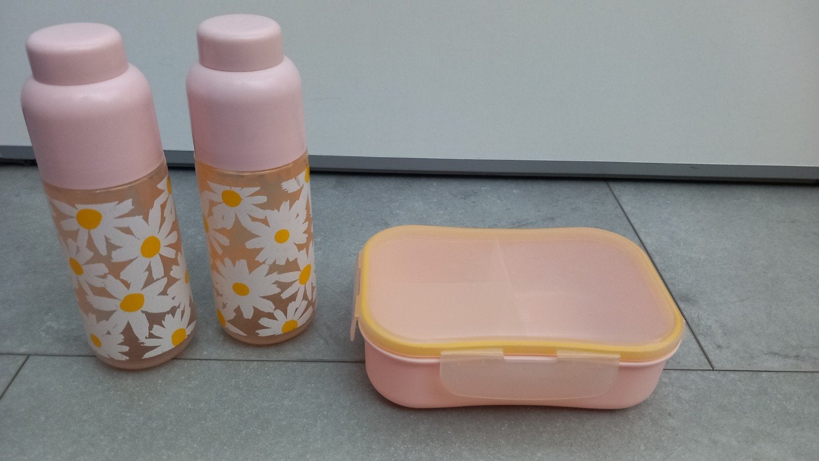 Lunchset hema bloem broodtrommel en 2 drinkbekers, Ophalen of Verzenden, Overige typen
