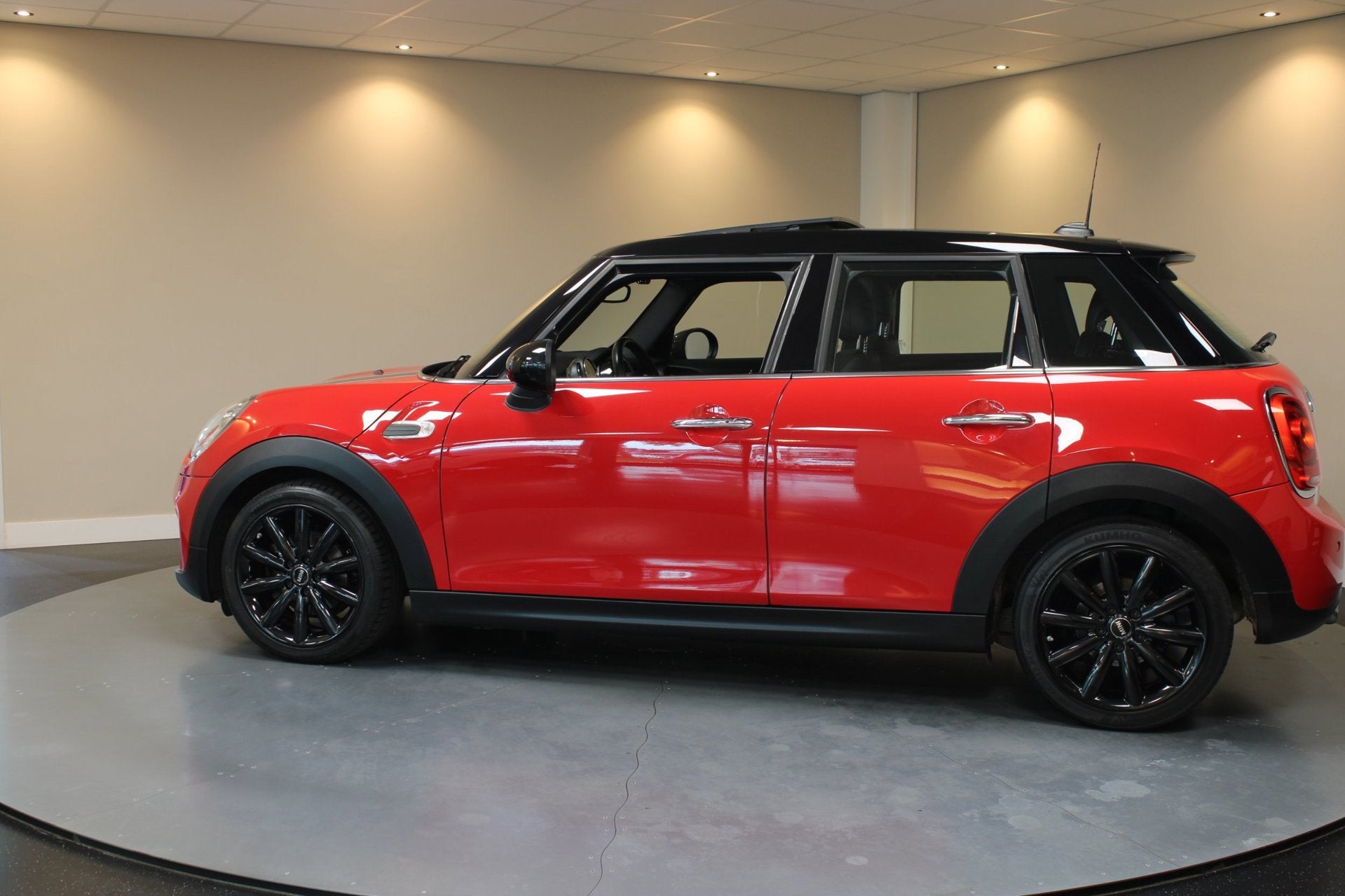 Mini 5-Deurs 1.5 Cooper Chili Serious Business *Pano/Schuifd, Auto's, 136 pk, Gebruikt, Euro 6, 49 €/maand