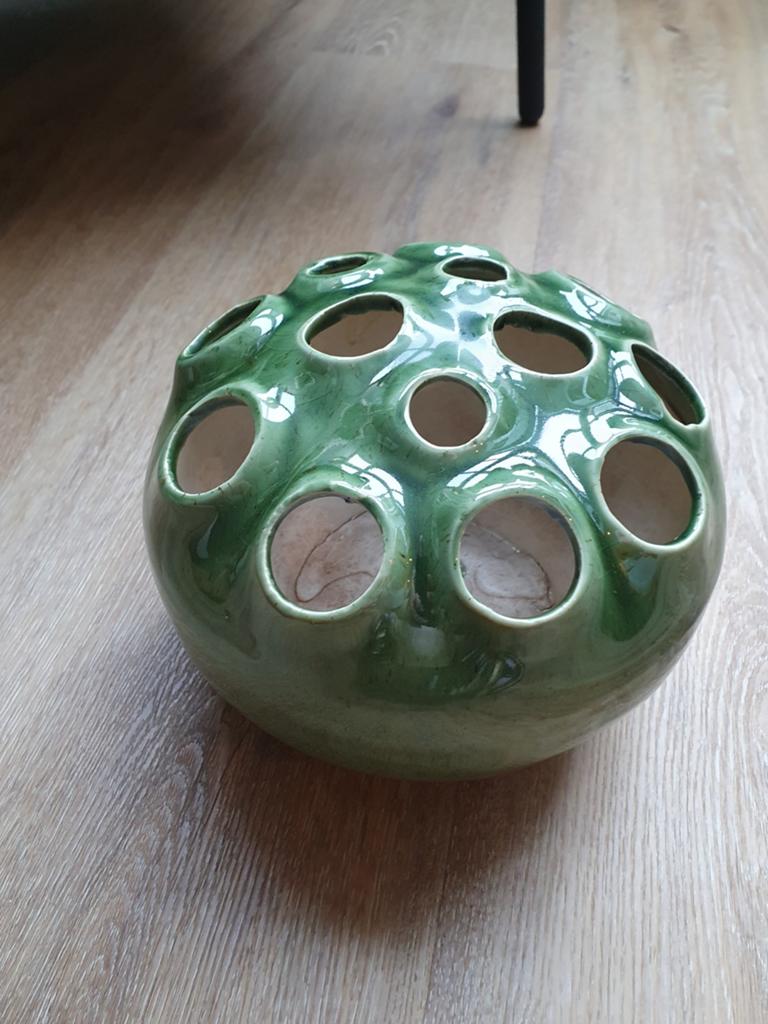 Groene bolvaas met gaten, DIJK, 20x14.5cm, Aardewerk of Porselein, Ophalen of Verzenden, Zo goed als nieuw, Minder dan 50 cm