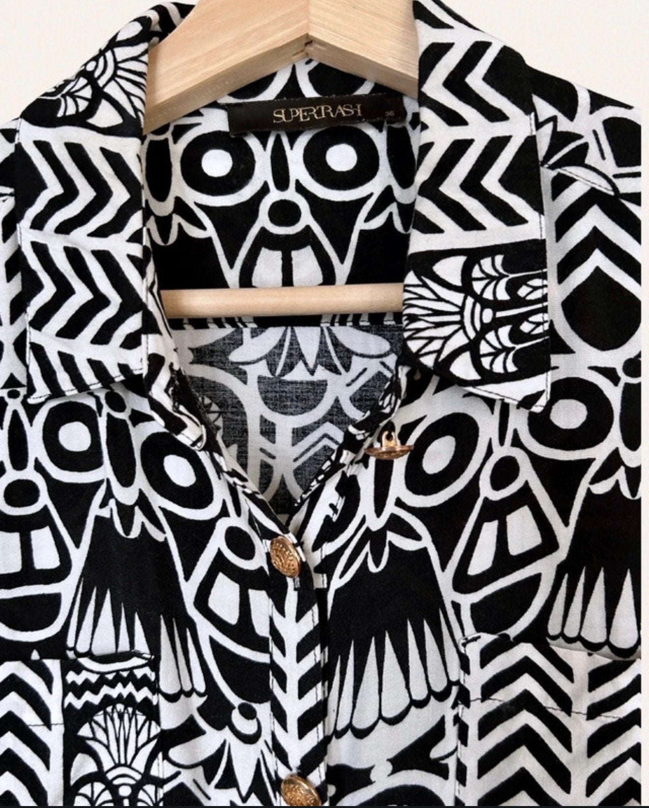 SuperTrash grafische blouse zwart wit met gouden knopen 36, Ophalen of Verzenden, Zo goed als nieuw, Maat 36 (S), Zwart