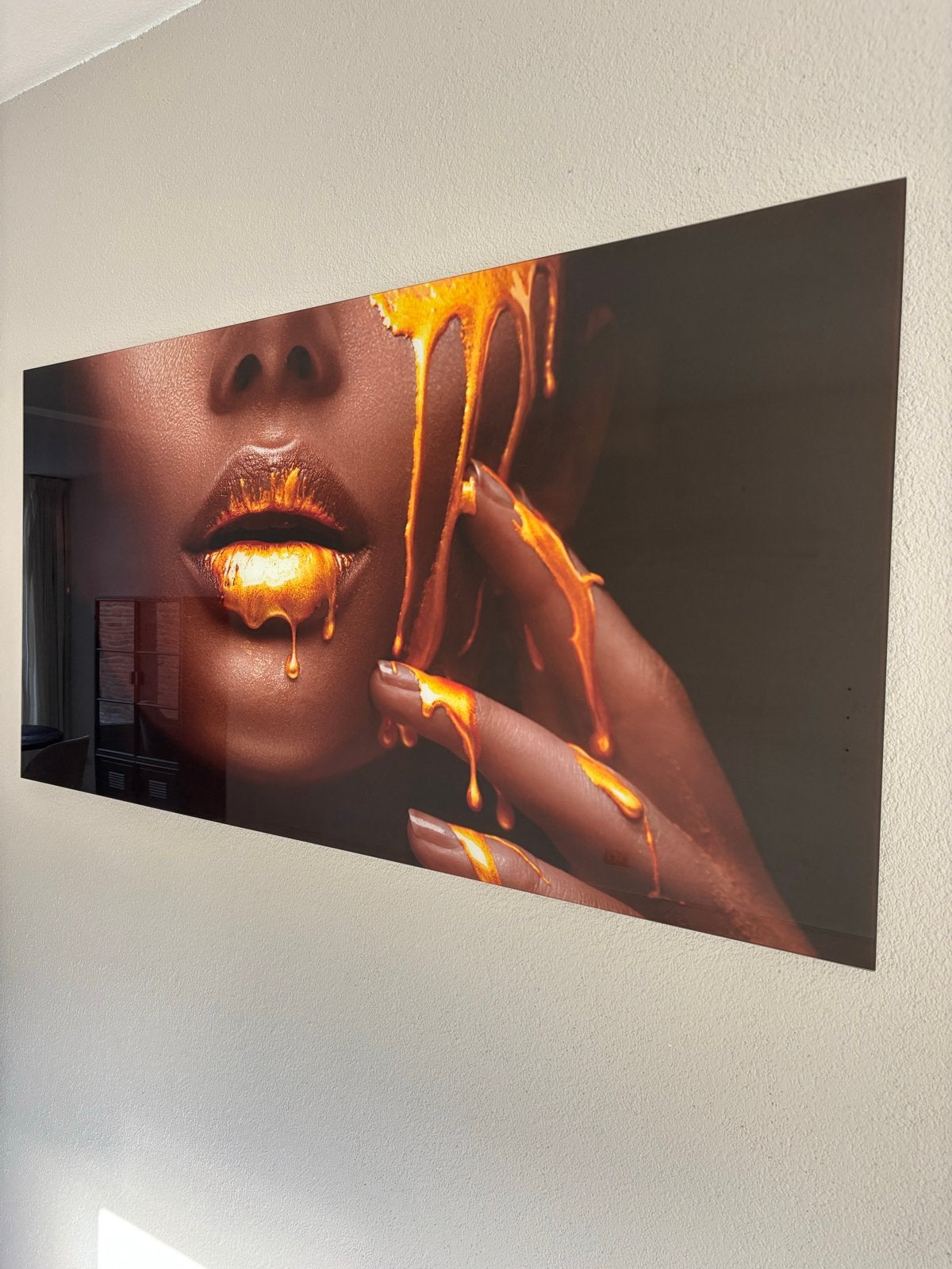 Modern Schilderij: Gouden Lippen en Hand, Ophalen, Kunststof, Print, Portret