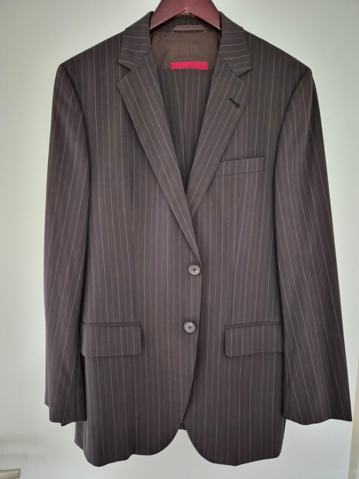 Hugo Boss pak - Bruin met krijtstreep, Bruin, Maat 48/50 (M), Ophalen of Verzenden, Zo goed als nieuw