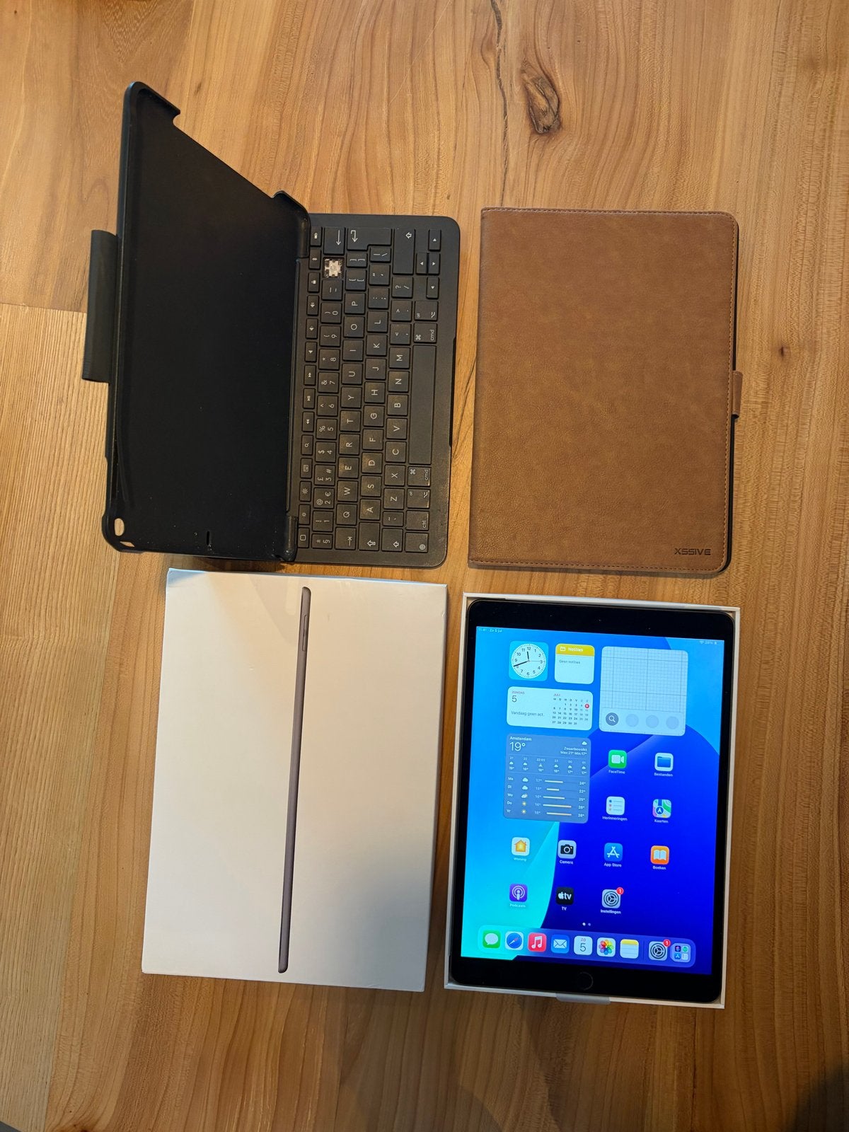 iPad Air 64GB Zwart A2152 + Logitech toetsenbord hoes, Zwart, Apple iPad Air, Zo goed als nieuw, 64 GB