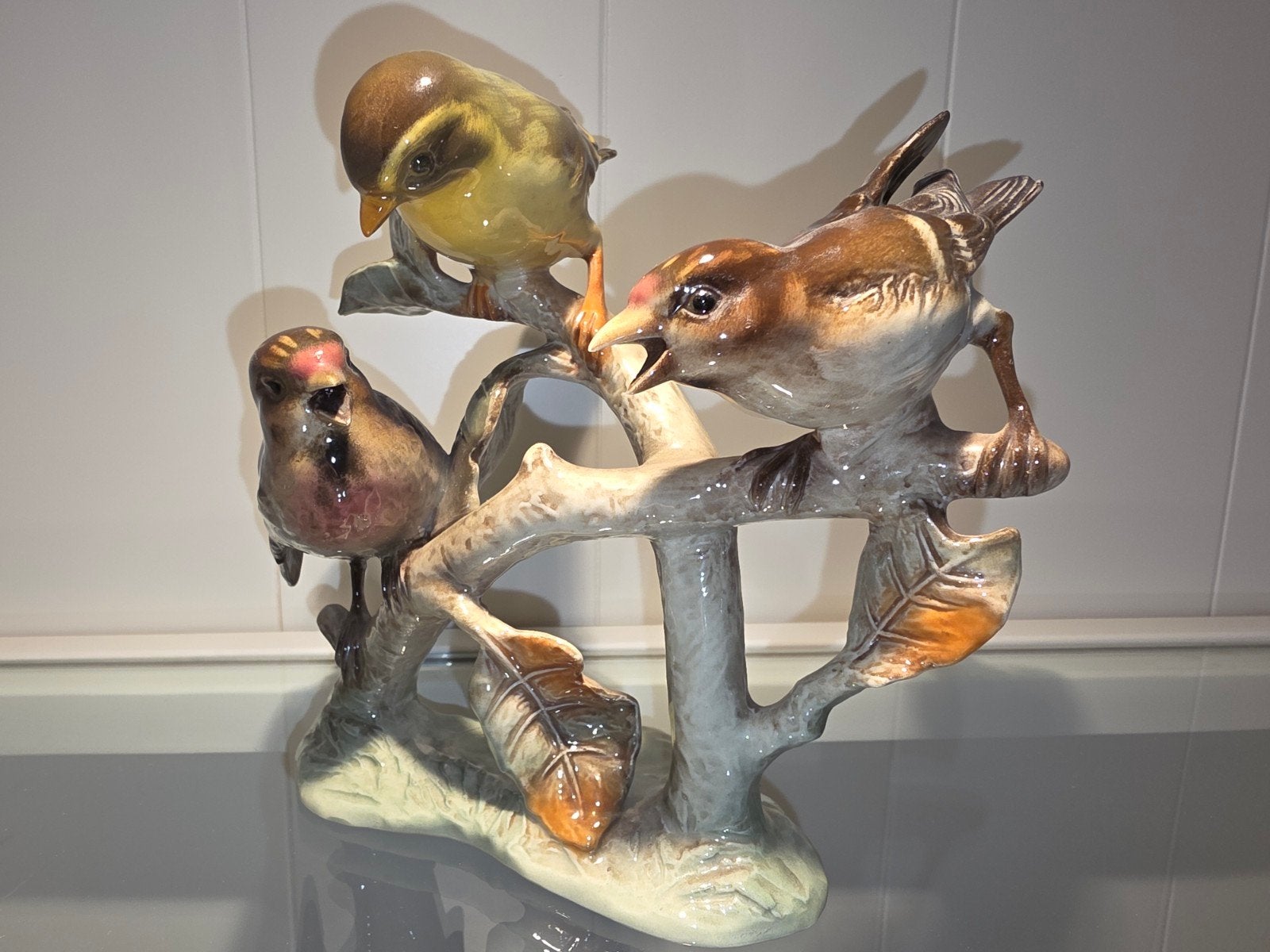 Goebel beeldje met 3 vogels op tak - Vintage porselein, Ophalen of Verzenden, Gebruikt, Dier