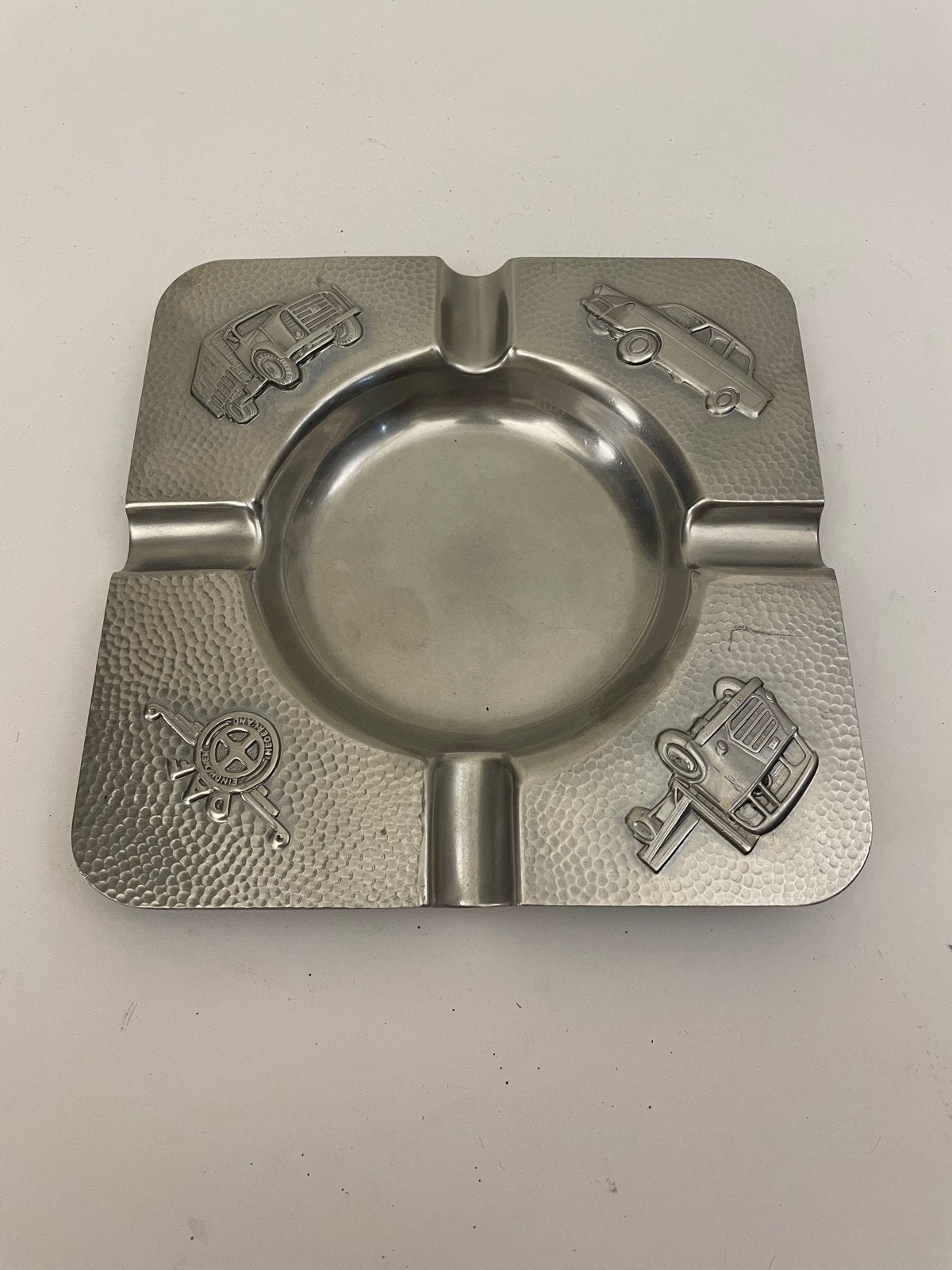 Vintage metalen asbak met auto's en Eindhoven logo DAF., Verzamelen, Ophalen of Verzenden, Gebruikt, Asbak