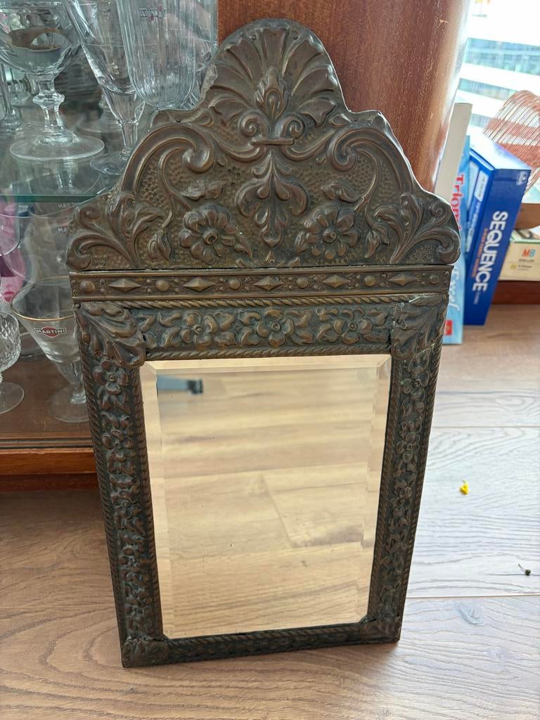Houten spiegel met sierlijke lijst, Antiek en Kunst, Ophalen of Verzenden