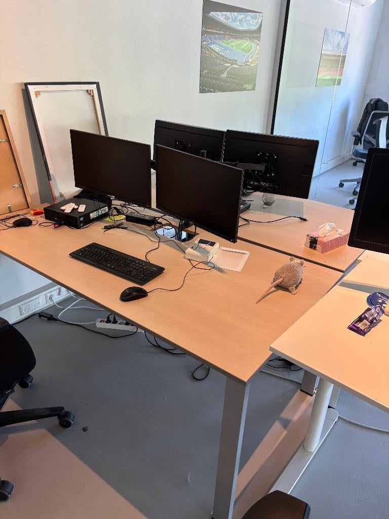 Gratis kantoormeubilair, 14 bureaustoelen en 10 bureaus, Ophalen, Gebruikt, Complete inventaris