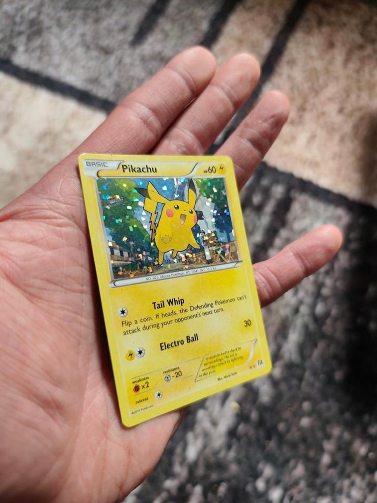 Pikachu holo pokemon kaart   nw staat, Ophalen of Verzenden, Zo goed als nieuw