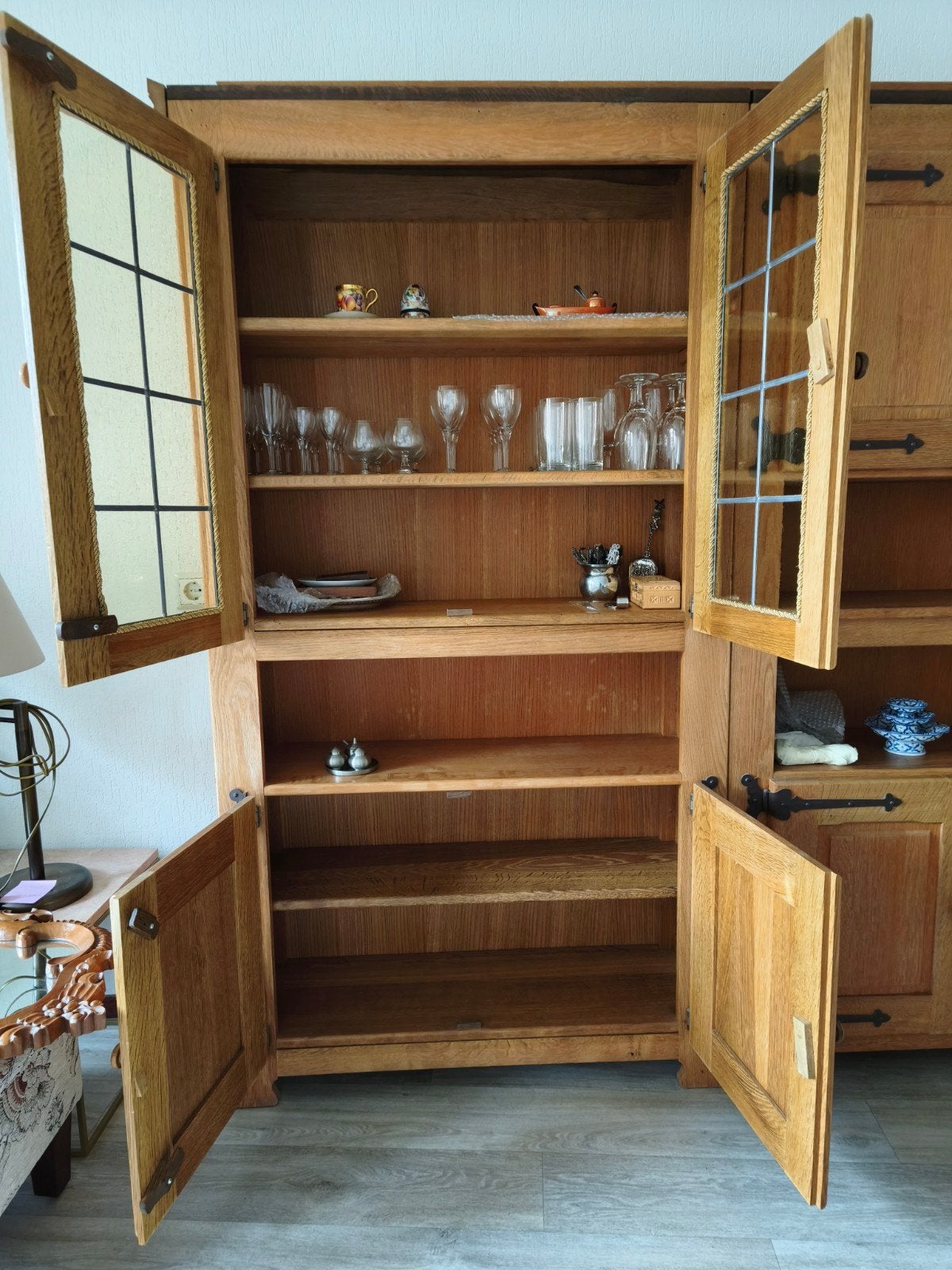 Foto 4 van Eikenhouten servieskast