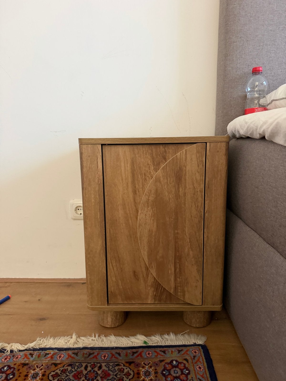 Houten nachtkastje met uniek deurbeslag van Sweeek, Huis en Inrichting, Ophalen, Minder dan 45 cm, 55 tot 70 cm, Zo goed als nieuw