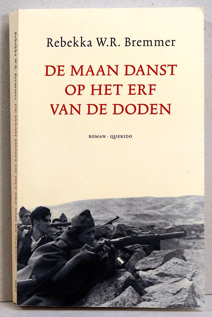 Rebekka W.R. Bremmer - De maan danst op het erf van de doden, Gelezen, Ophalen of Verzenden, Nederland, Rebekka W.R. Bremer