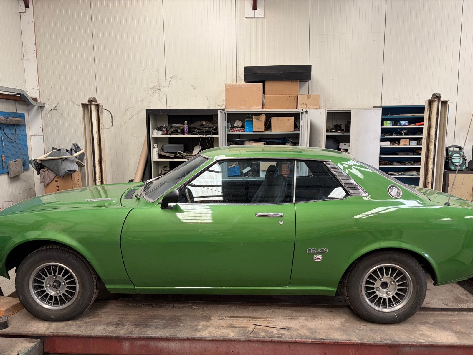 Toyota 1975 Groen, Auto's, Achterwielaandrijving, 4 cilinders, 4 stoelen, Bruin