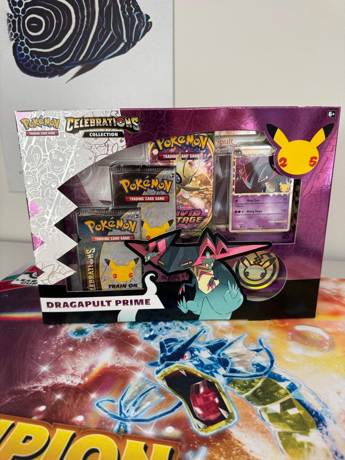Pokémon Celebrations Dragapult Prime Collection Box, Ophalen of Verzenden, Nieuw, Overige typen