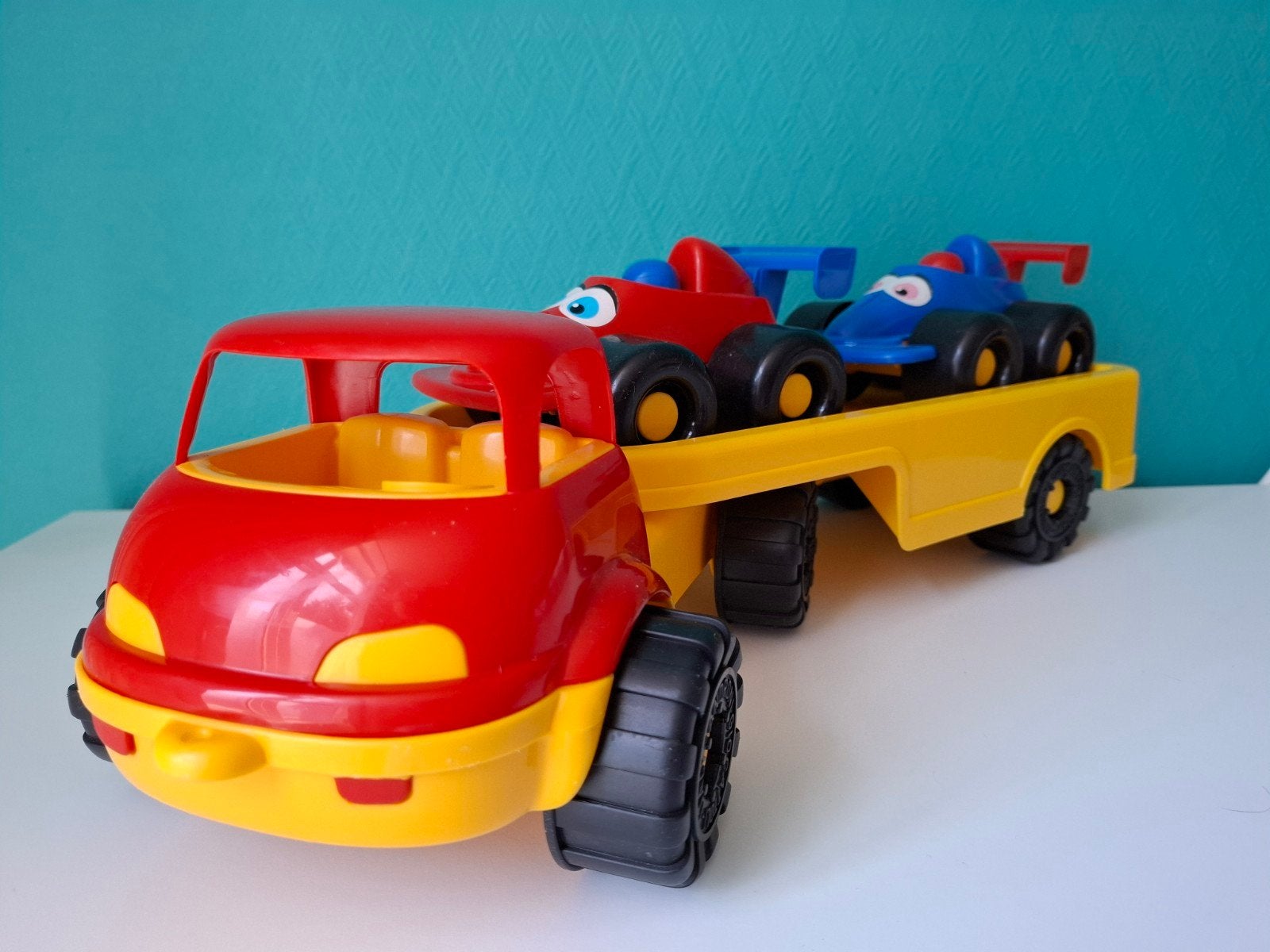 Autotransporter met 2 raceauto's - speelgoed, Kinderen en Baby's, Speelgoed | Speelgoedvoertuigen, Ophalen of Verzenden, Gebruikt