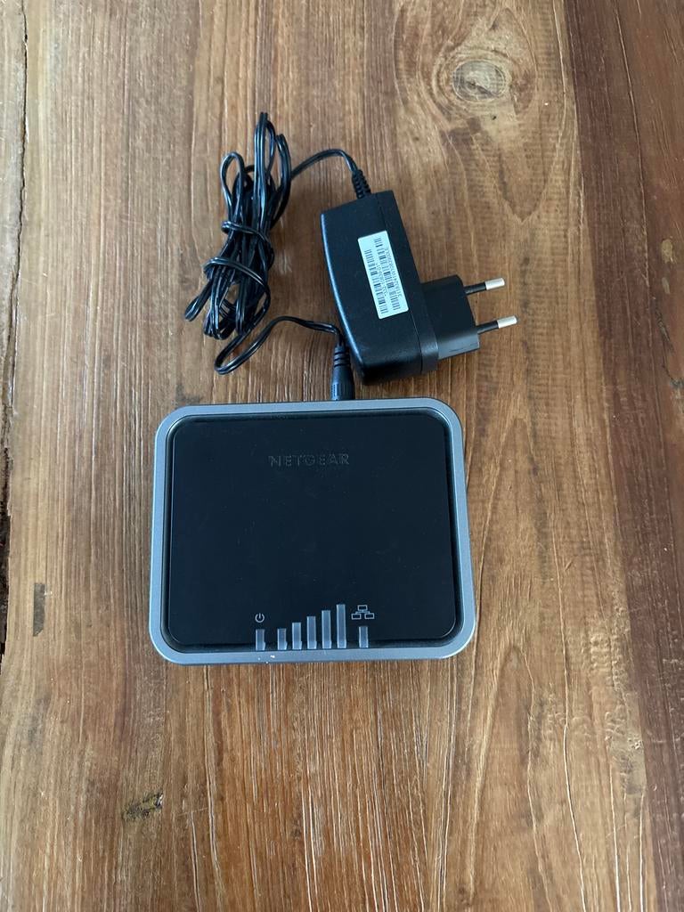 Netgear LB2120 router met Simkaart optie, Computers en Software, Routers en Modems, Ophalen of Verzenden, Gebruikt, Router met modem