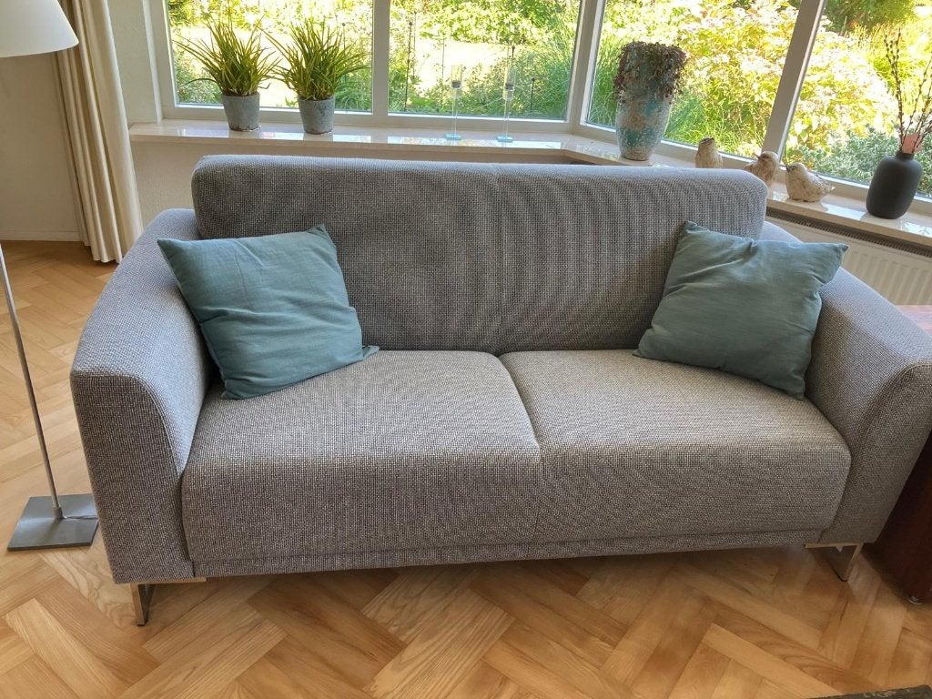 Twee grijze tweezitsbanken, Huis en Inrichting, Banken | Bankstellen, Ophalen, 150 tot 200 cm, Tweepersoons, 75 tot 100 cm