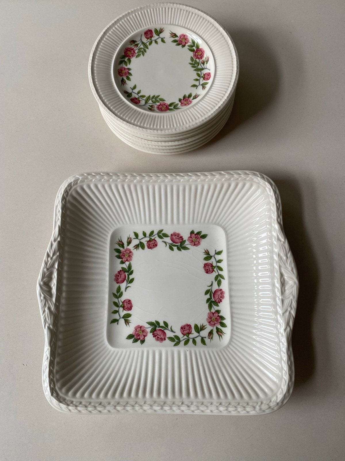 Wedgwood Rosalind - Borden en schaal, Gebruikt, Klassiek, Ophalen of Verzenden, Bord(en)