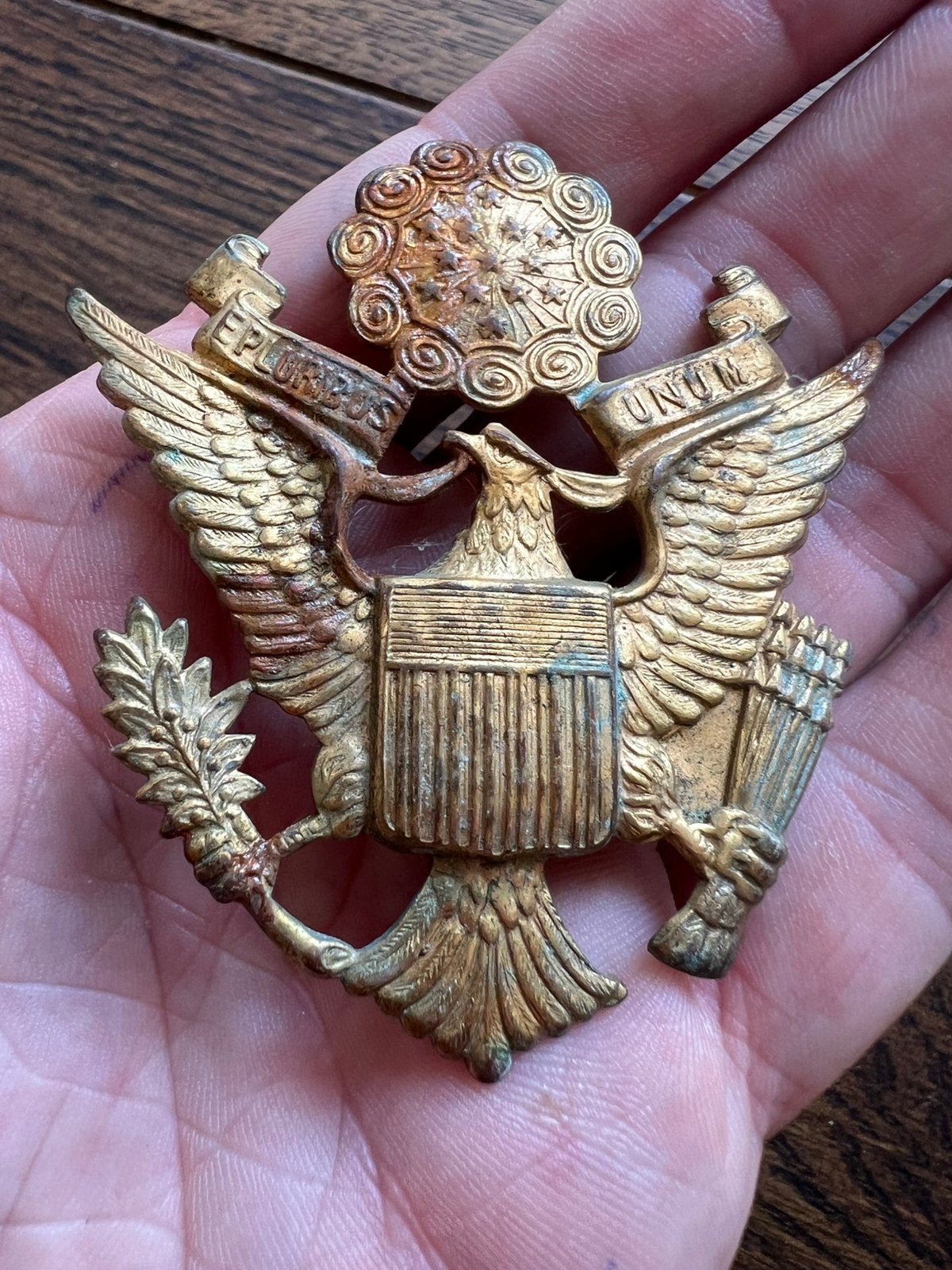 WO2 Amerikaans Officers Cap Badge embleem pet, Verzamelen, Militaria | Tweede Wereldoorlog, Amerika, Verzenden, Embleem of Badge
