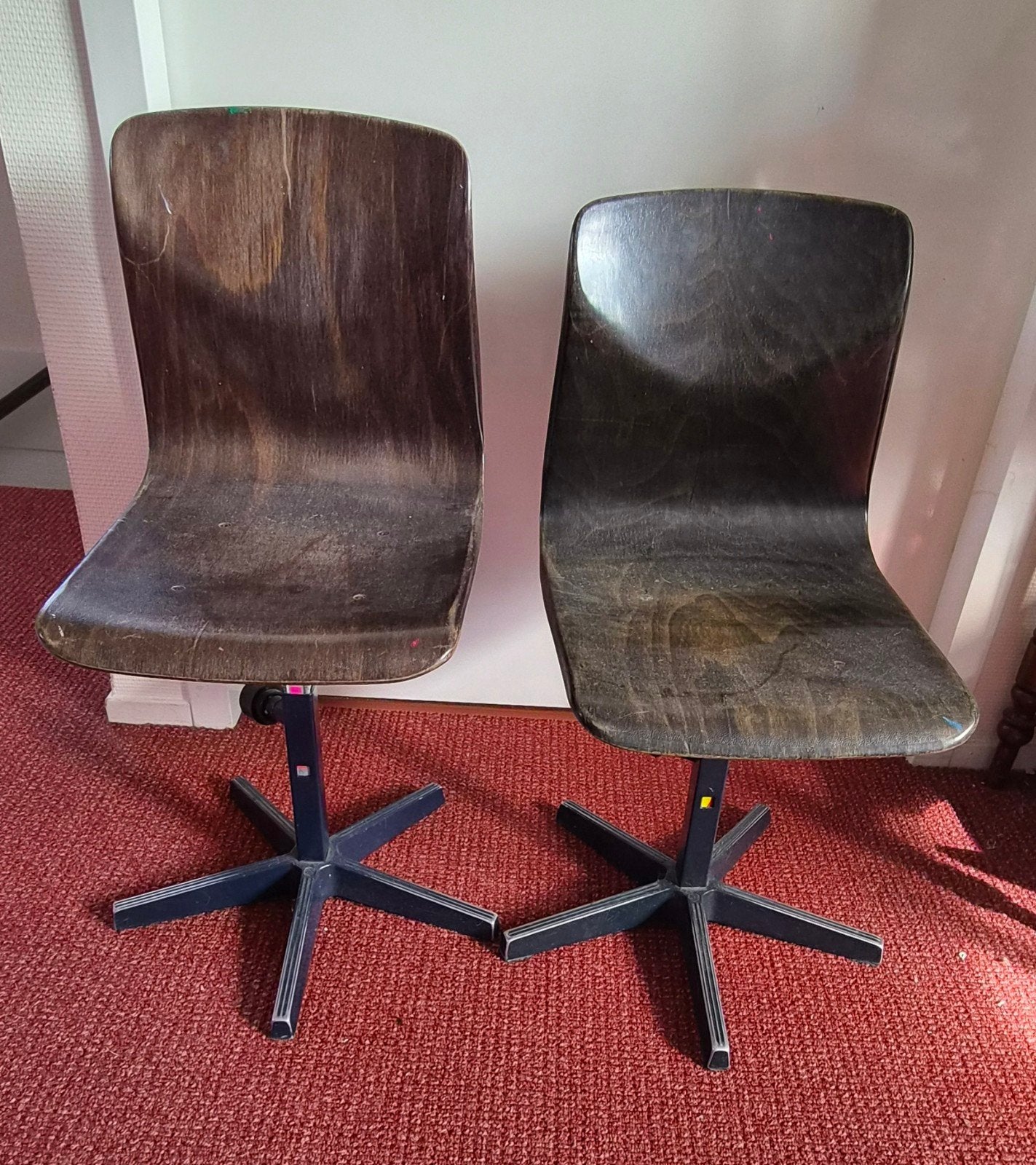 In hoogte verstelbare kinderstoelen (2 stuks). Retro Vintage, Ophalen, Gebruikt, Twee, Bruin