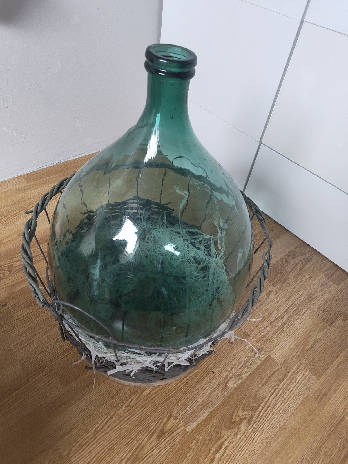 Grote glazen fles in mand - Vintage decoratie, Ophalen