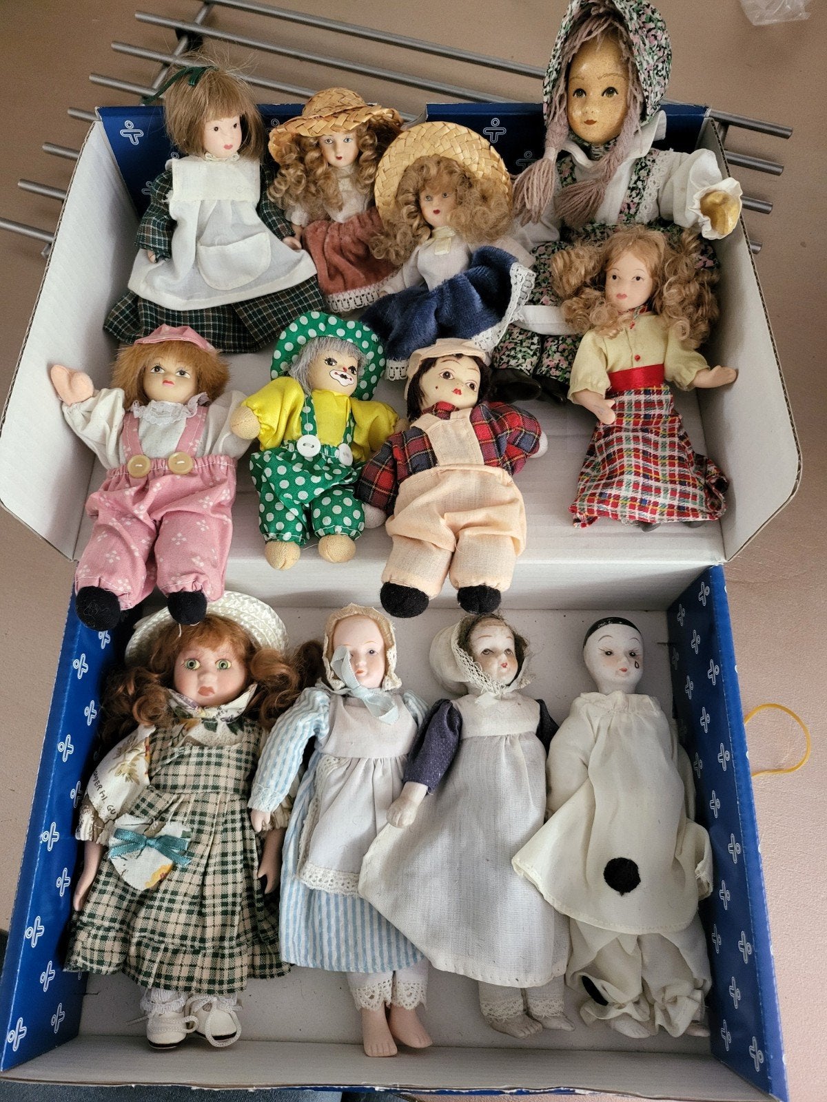 12 porseleinen poppetjes onbeschadigd, Ophalen of Verzenden, Zo goed als nieuw, Pop