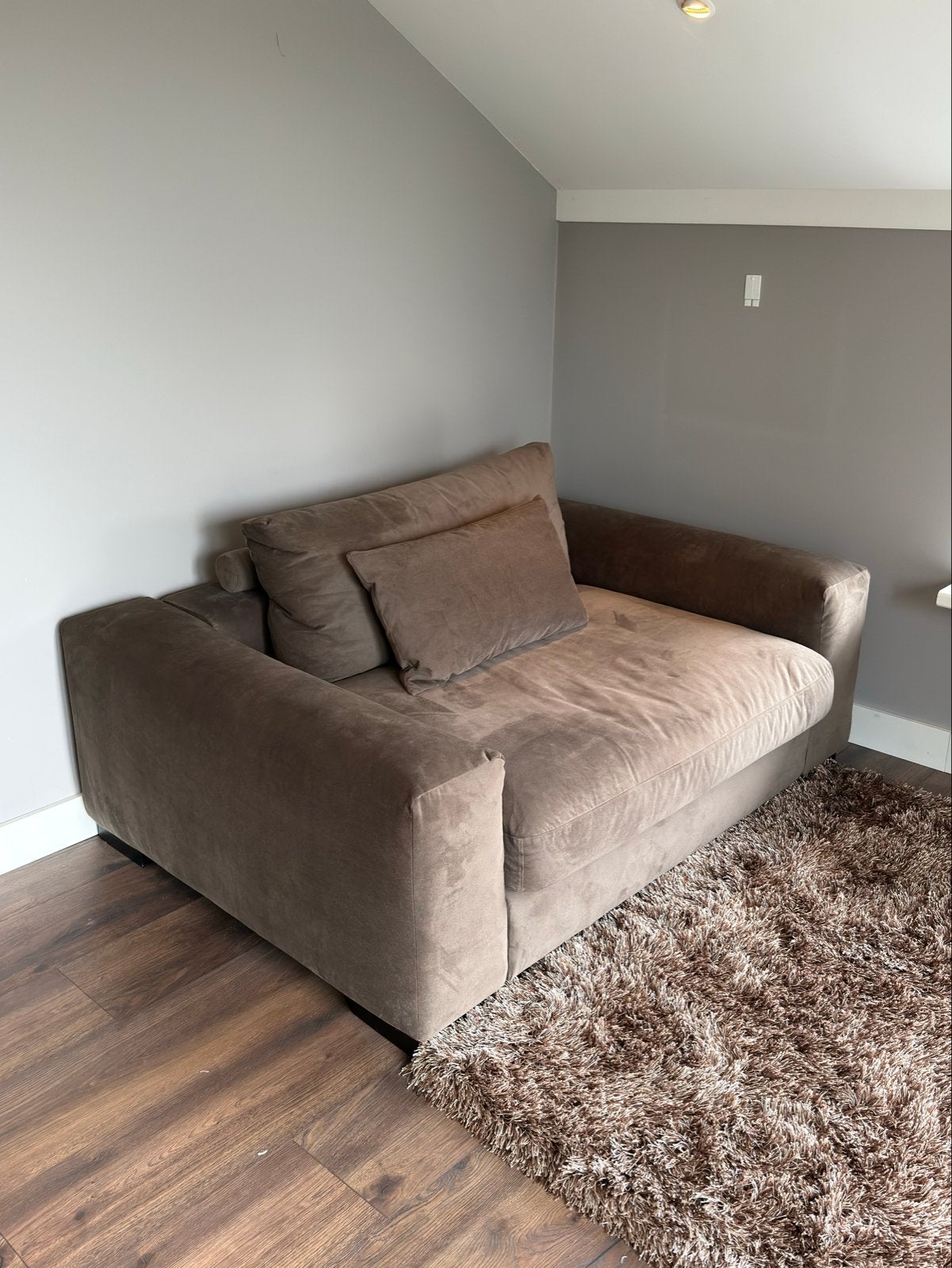 Luxe loveseat / 1,5-zits fauteuil – bruin suède - z.g.a.n., Ophalen, Gebruikt, 100 tot 125 cm, 150 tot 200 cm