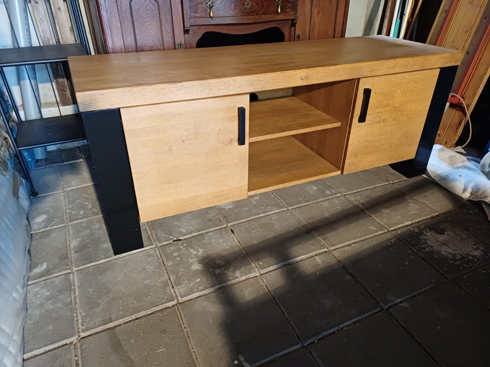 Massieve licht-eiken lage kast met zwarte hoeken, Ophalen, Gebruikt, 100 tot 150 cm, Eikenhout