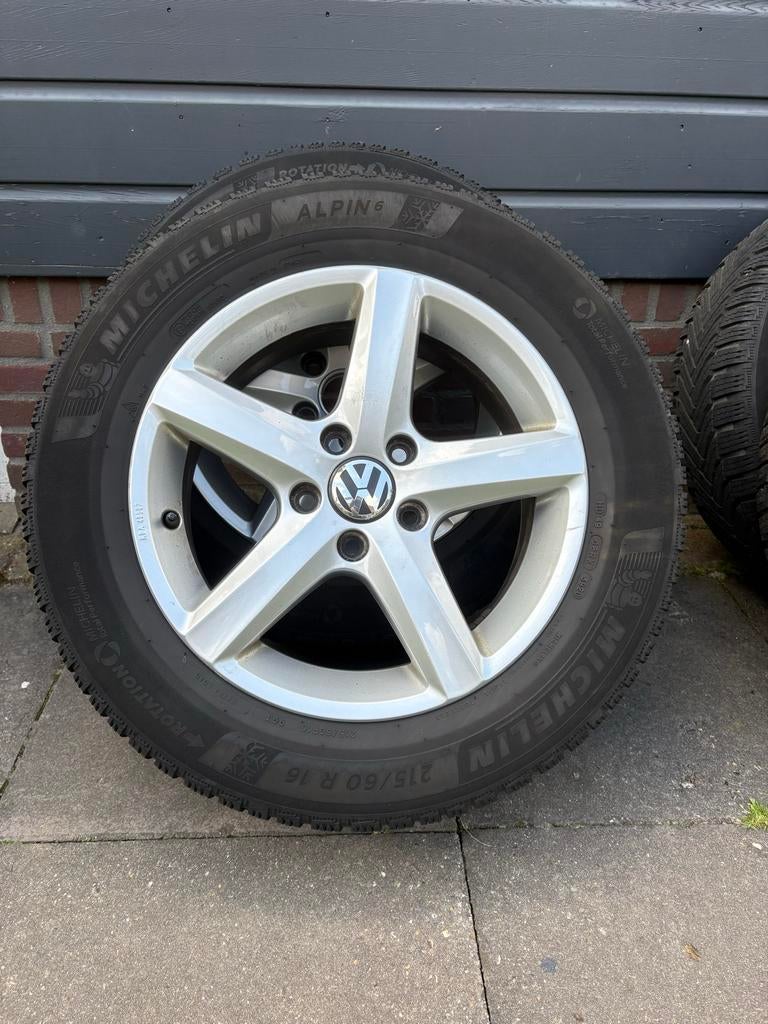 VW velgen met Michelin Alpin 6 winterbanden 215/60 R16, Auto-onderdelen, Banden en Velgen, 16 inch, Banden en Velgen, Gebruikt