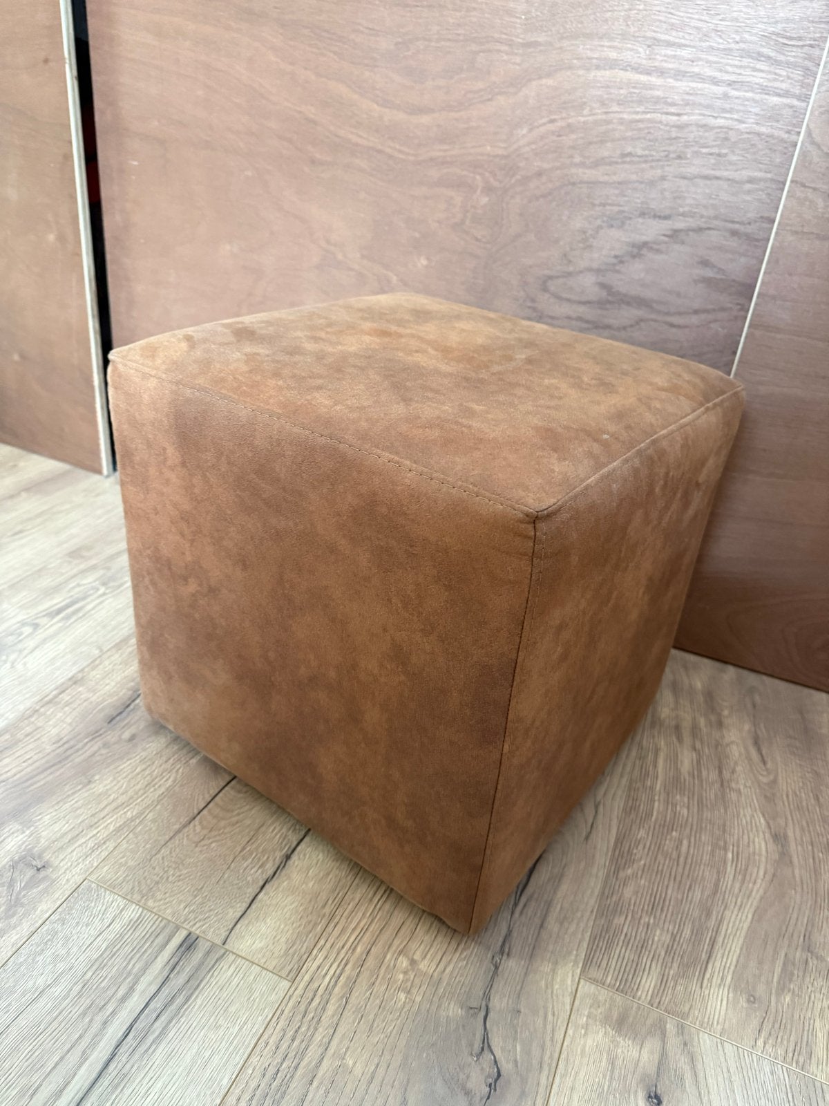 Bruine Hocker - Comfortabel en Stijlvol, Minder dan 50 cm, Gebruikt, Vierkant, Ophalen of Verzenden