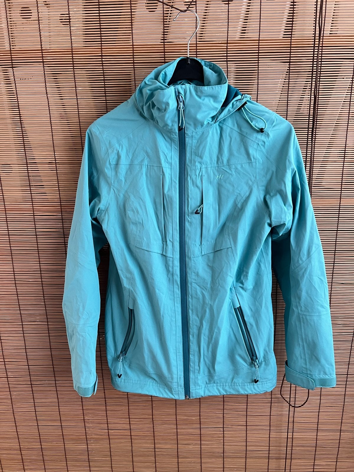 Turquoise outdoor jas met capuchon, Kleding | Dames, Jassen | Zomer, Zo goed als nieuw, Maat 38/40 (M), Blauw, Ophalen of Verzenden