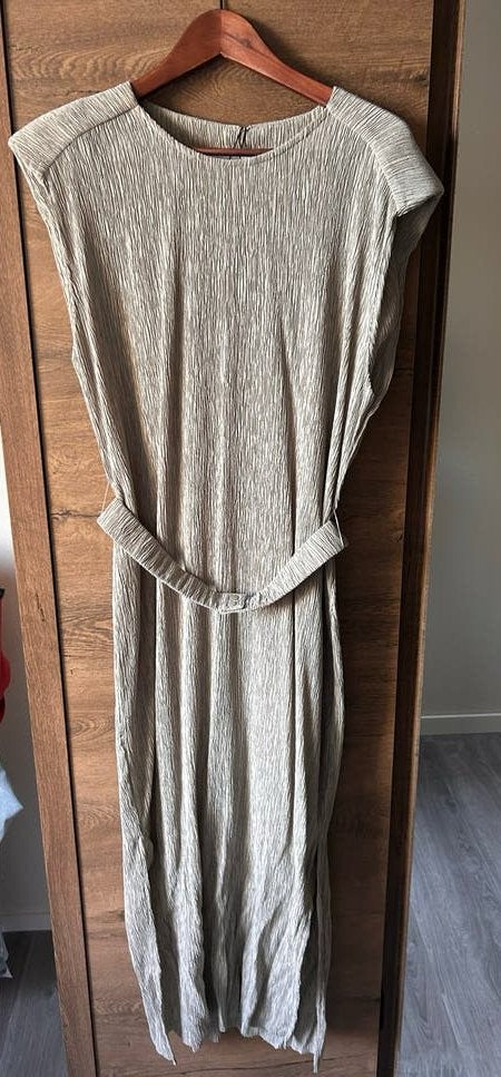 Dante 6 plissé maxi jurk met ceintuur - Nieuw, Beige, Maat 42/44 (L), Nieuw, Ophalen of Verzenden