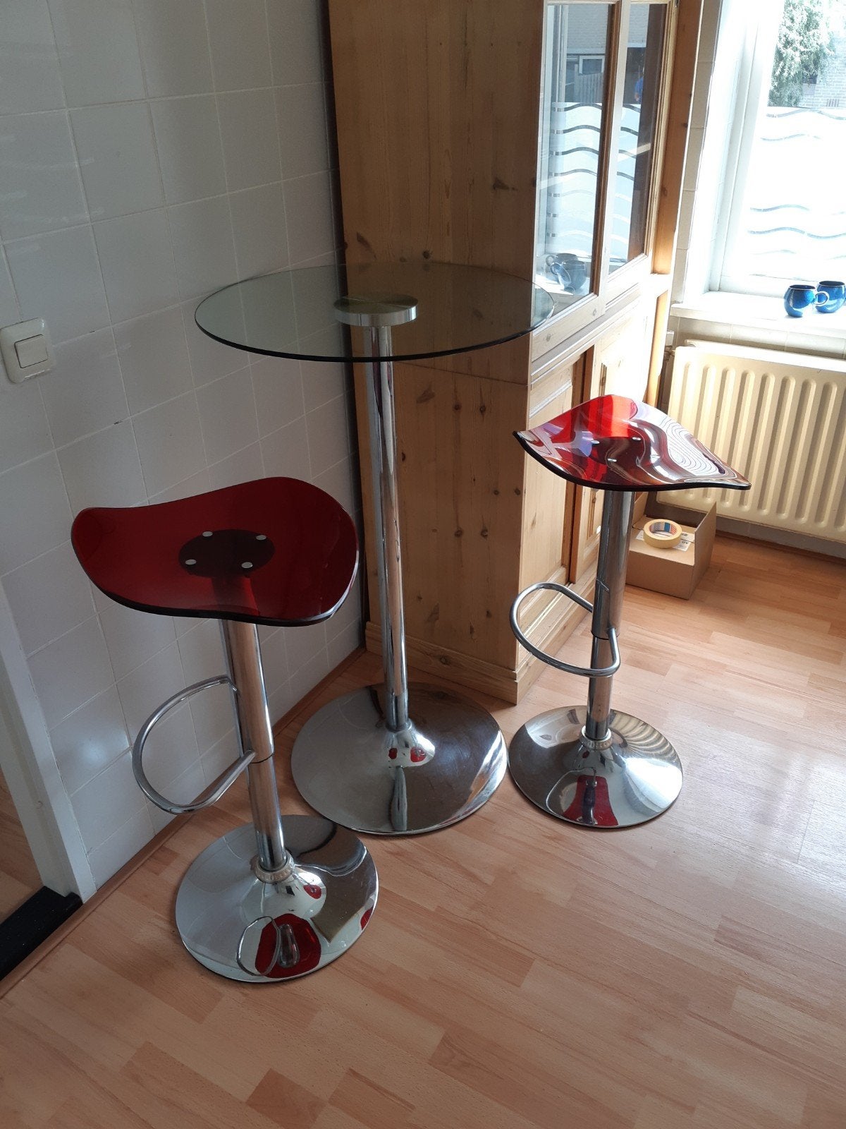 Set van 2 barkrukken en bartafel - Rood en Chroom, Ophalen, Gebruikt, 90 cm of meer, In hoogte verstelbaar