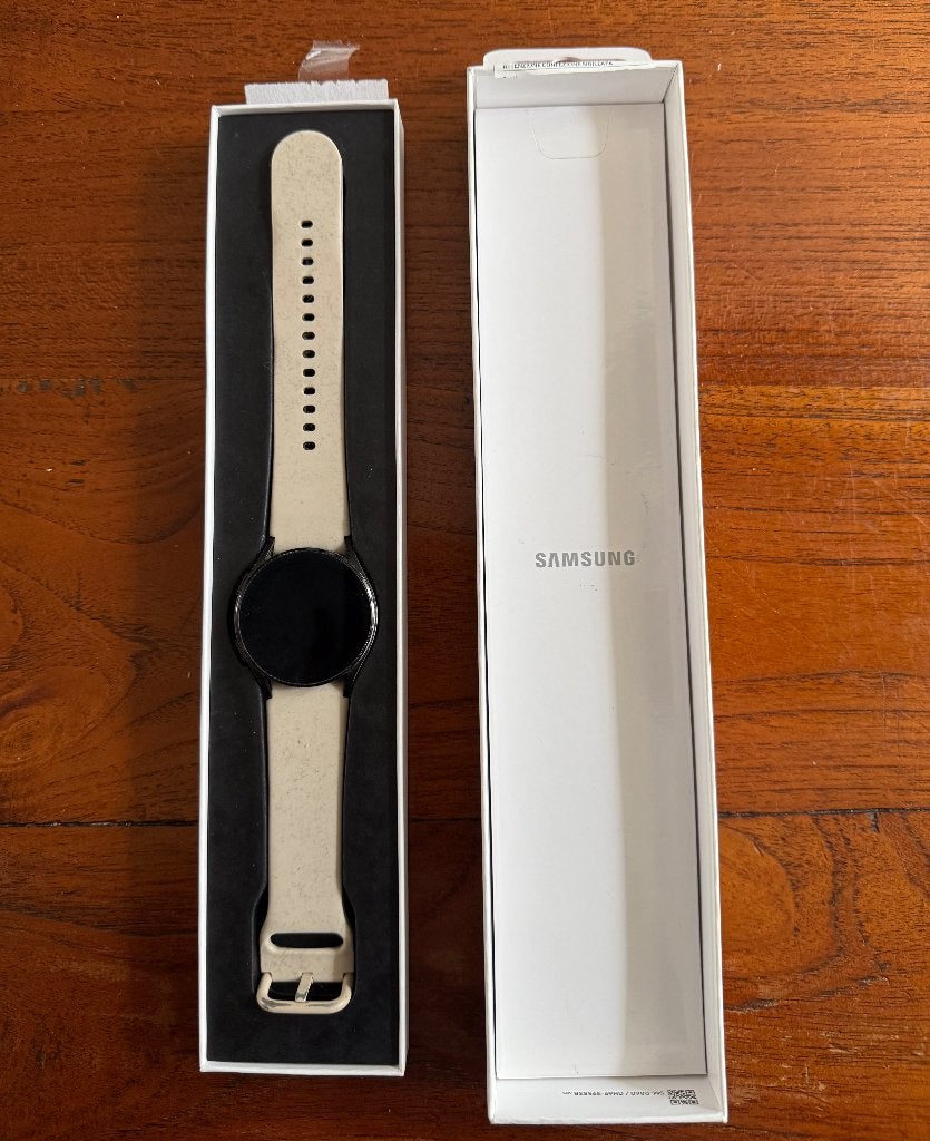 Samsung Galaxy Watch4 zwart met lader en polsband, Zwart, Samsumg, Ophalen of Verzenden, Zo goed als nieuw