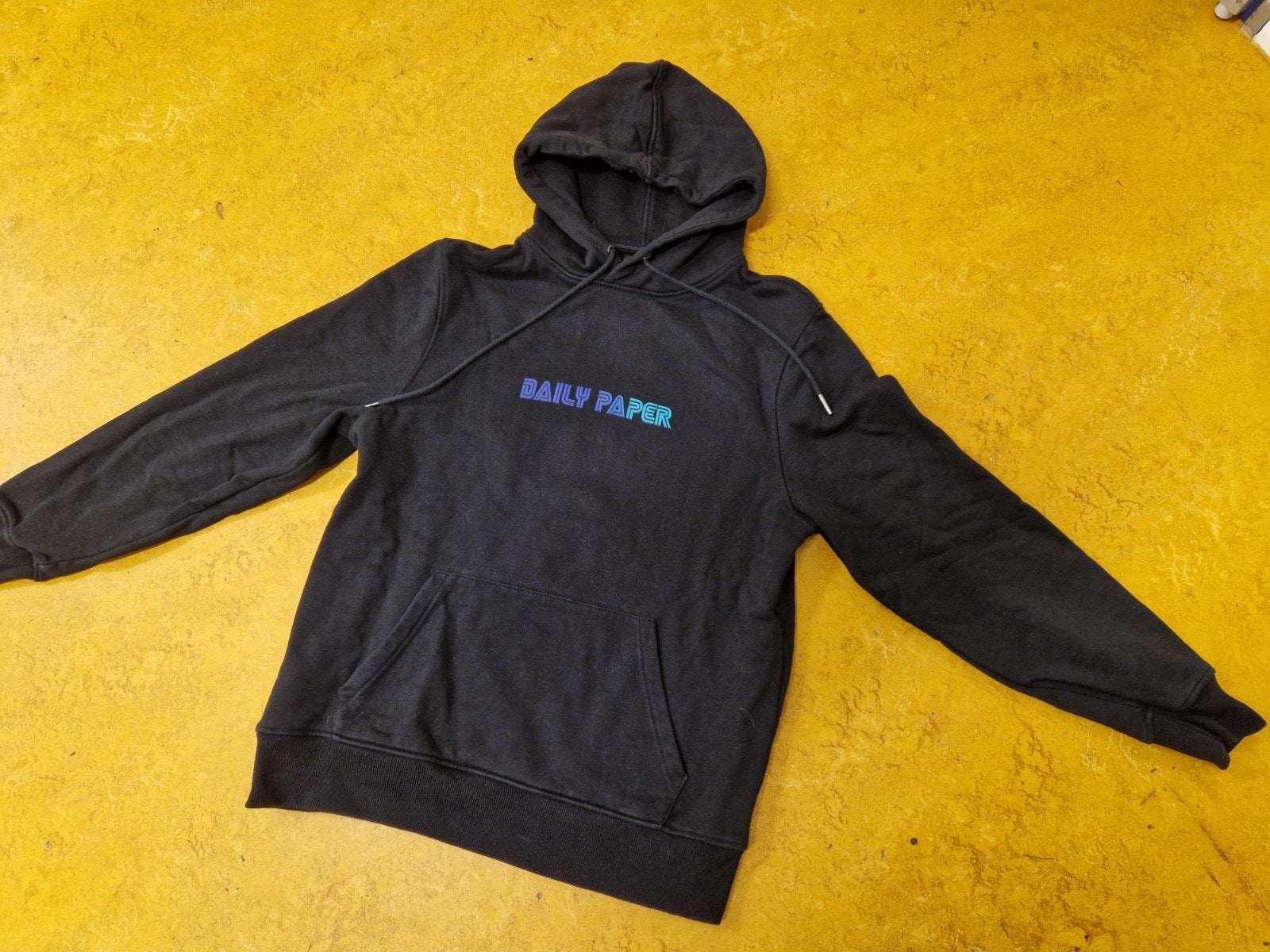 ZGAN Mooie sweater hoody DAILY PAPER maat M, Kleding | Heren, Truien en Vesten, Zwart, Ophalen of Verzenden, Zo goed als nieuw