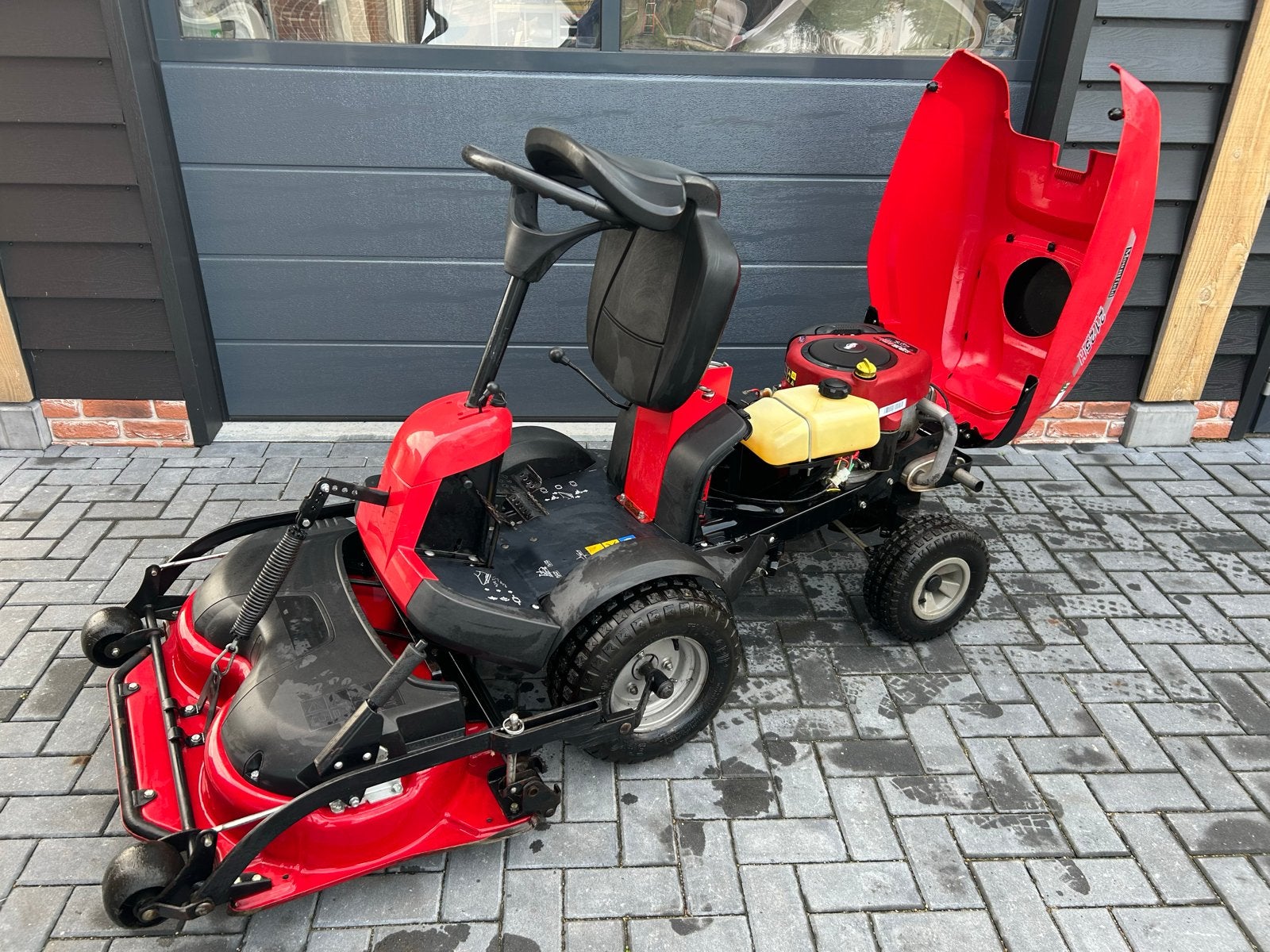 Foto 4 van Mountfield 2125H Zitmaaier - Frontmaaier stiga castel garden