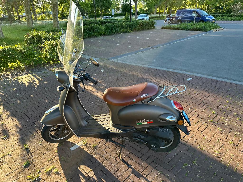 IVA VENTI 50 - Rijdt perfect, incl. 2 helmen en kettingslot, Gebruikt, Benzine, Ophalen, Overige merken