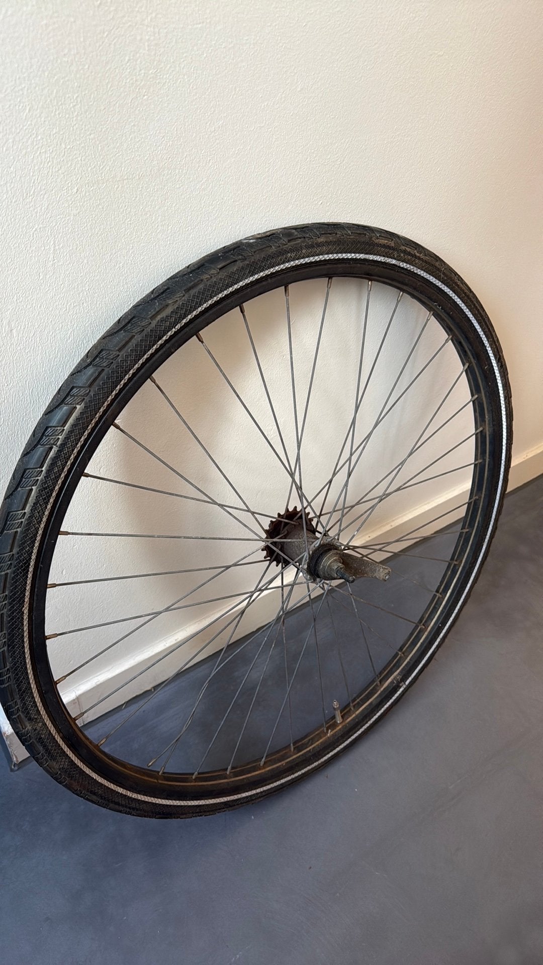 28 inch achterwiel - nieuwe buiten- en binnenband, Ophalen, Zo goed als nieuw