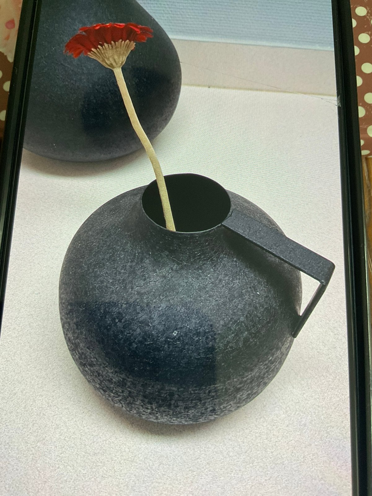 Zwart metalen vazen, Bob iron Drope vase 2 stuks, Ophalen, Zo goed als nieuw, Met handvat, Zwart